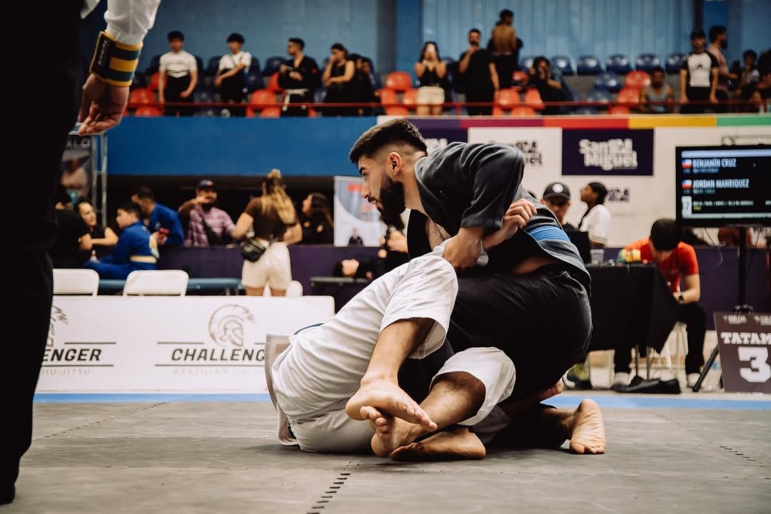 Benjamín Cruz durante un combate de Jiu-Jitsu con Gi