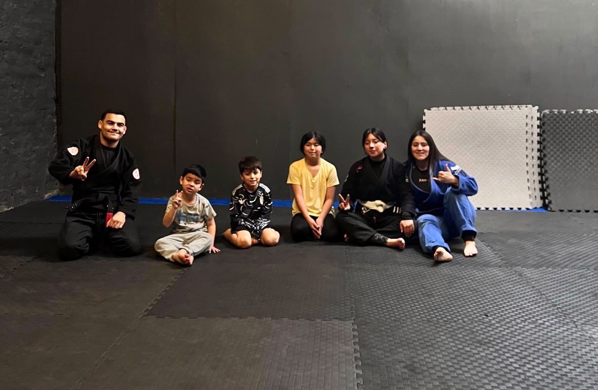 Grupo Kids junto a los adultos en el tatami de la academia